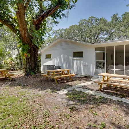 Charming Mid-Century House - Just Steps To Lake!